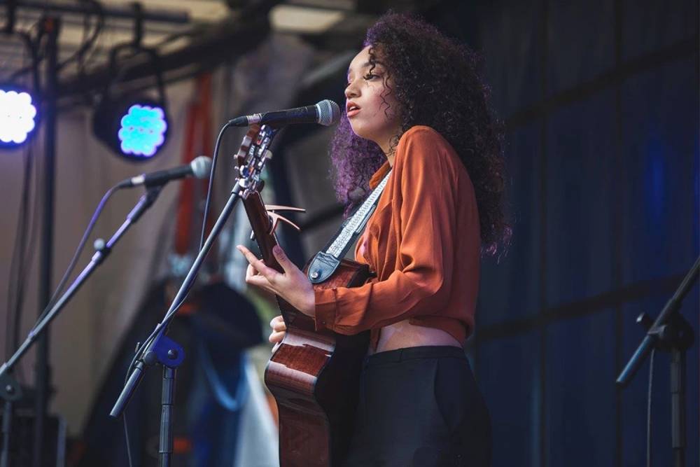 Monique - Singer / Guitarist